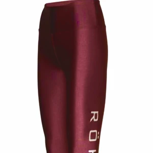 Träningstights från Röhnisch! Superfina! - Superfina,oanvända vinröda tights från röhnisch! Köpa för 399kr men säljs för endast 100kr! Pris kan dock diskuteras❤️ Köparen står för frakt! Storlek xs men passar s!