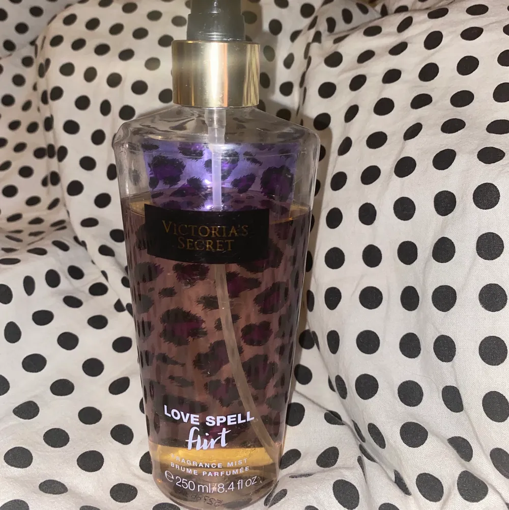 Säljer denna parfym från Victoria’s Secret för 150 kronor+frakt på 66 kronor . Accessoarer.