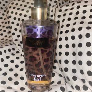Säljer denna parfym från Victoria’s Secret för 150 kronor+frakt på 66 kronor 