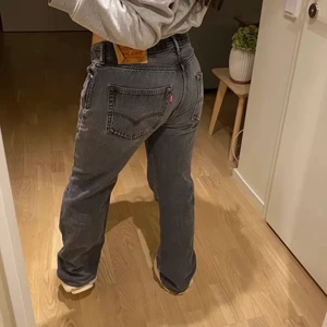 Grå levis jeans - Så snygga gråa jeans från Levis i modellen 501. Bra skick förutom en liten vit fläck på ena knät, syns på bild 2 och 3. Bilderna är från förra köparen, har inga egna. De va för korta på mig som är 177💓💓 W36 L34, passar 38-42 och längden är nog bäst på någon under 170 (OM man vill att de ska va långa)🤝 Köpare står för spårbar frakt på 66 kr!!