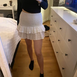 Vit volangkjol - Säljer denna vita volangkjol. Storleks lappen är borta men passar bra på mig som brukar ha storlek S. Inte mycket använd så bra skick!💜