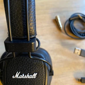 Marshall hörlurar bluetooth - Säljer mina älskade Marshalls då de tyvärr inte kommer till användning så mycket längre. De har bluetooth men sladd medkommer också. Originalförpackning finns dessvärre inte kvar men alla tillbehör i ordinarieförpackningen medkommer såklart (bild 3)