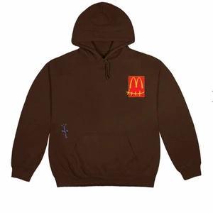 Cactus Jack hoodie - Säljer en travis scott x mcdonalds hoodie, jag köpte den av en kille på plick och den var helt ny. Har använt den själv några gånger, ser bra och fräsch ut! 💕 köpte för 1600 kr, pris kan absolut diskuteras! Stl Large men sitter nice oversized