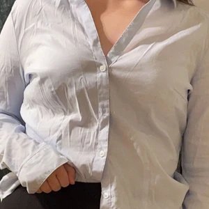 Blå skjorta - Blå skjorta. Passar en M och skulle även säga en liten L. Inge skador osv förutom att den legat i garderoben för länge 