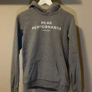 Säljer en grå peak performance hoodie i storlek 170. Den är i bra skick. Hör av dig vid frågor eller funderingar.