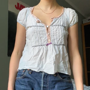 Odd Molly blus - En jättesöt, ljusblå blus från Odd Molly. Säljes pga är för liten. Priset är exklusive frakt, kan annars mötas upp i Stockholms innerstad! ❤️
