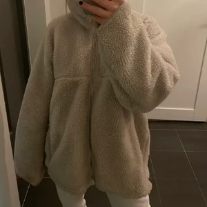 Arket Teddyjacka - Intressekoll på denna teddyjacka från Arket. Nypris är 1150kr och enbart använd ungefär 4 gånger därav säljer jag enbart vid bra bud❤️
