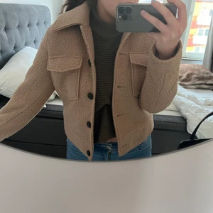 Kappa - Säljer denna super fina Teddy jackan/kappa från Vero Moda. Köpt för ca 2 år sedan och knappt använd. Perfekt nu till våren. Säljes för 350 kr inkl frakt. Pris kan diskuteras privat. 💘