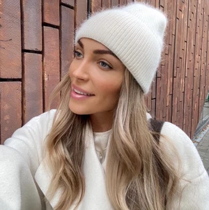 Vit alviimössa - Säljer helt oanvänd vit mössa från alvii! Slutsåld💔Säljer då jag inte hann returnera🥺