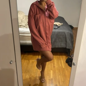 Sweatdress - En skitsnygg oversized sweatshirt dress!!!😍 jättefin i materialet och passar lika bra nu i vinter till ett par boots som i sommar till ett par sneakers! Passar S/XS