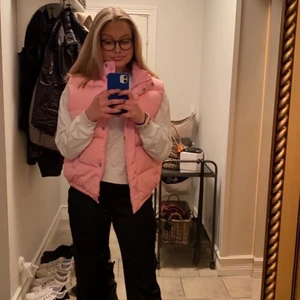 Rosa dunväst💕💕 - Säljer denna supersöta dunväst som tyvärr inte kommer till användning 💕💕 jättefint skick storlek S men passar XS och M också! (Första två bilderna visar färgen bäst)❤️‍🔥 Tar emot bud❣️