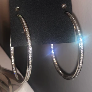 Örhängen, glitter - Jättefina diamantörhängen som är helt oanvända. Det var över ett år sen jag köpte de men de har inte kommit till användning så därför säljer jag de 💙