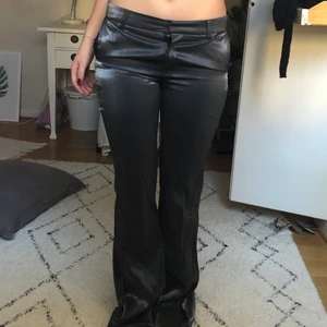 byxor  - silvriga kostymbyxor från wera, dom är lite för långa på mig som är 170 och midjemåttet är 84cm 💓 de är cokså lite thighta på mig som brukar ha typ 36/38 i kostymbyxor