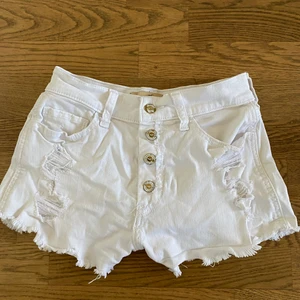 Jeansshorts - Vita jeansshorts från Hollister storlek W24.💕