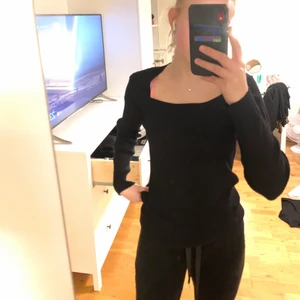 Ribbad tröja  - Väldigt mjuk och skön, storlek L men tight i modellen, för bred i axlarna för mig. Ribbat skönt material. Spårbar frakt ingår i priset.