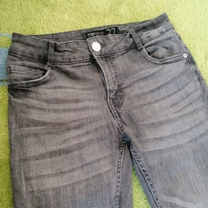 Skinny low waist jeans  - Jag hade jeansen i nästan ett år och idag säljer jag den för jag föredrar inte att ha jeans längre.  Den är använd ganska bra