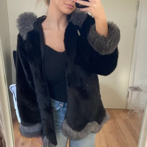 Vintage faux fur  - Fejk päls, väldigt bra imitation då den känns och ser ut som äkta! Fick den av min mamma då hon råkade köpa 2 stycken men den har endast använts ca 2-4 ggr för ca 1 år sen. Jackan behöver en ny ägare helt enkelt haha🖤