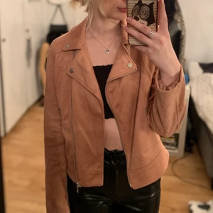 Jacka - Rosa jacka i fakemocka, med dragkedja