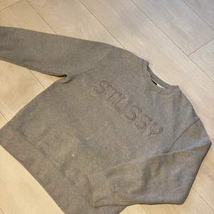 En vintage stussy sweatshirt från tidigt 2000-tal, storlek M och i bra skick med lite paintstains.