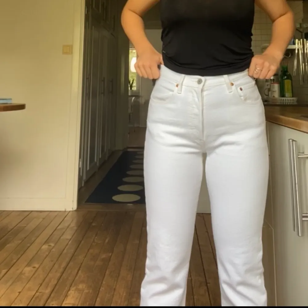 Säljer mina vita levi’s jeans 501, pga för stora! Använda endast en gång och är i jättefint skick! . Jeans & Byxor.