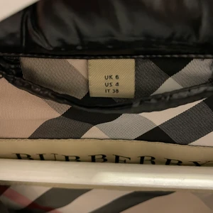 Burberry jacka dam - Världens finaste jacka. Den är i två delar så man kan använda de kombinerat eller separat. För mer info och bilder skriv. Frugan har gått upp i storlek annars hade vi inte sålt denna. Knappt använd 9/10 som ny