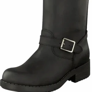 Jonny Bulls - Säljer ett par Jonny Bulls skor i storlek 36, använd ungefär under 3 månaders tid och inga fel med skorna alls så de är i bra skick! Första bilden är lånad, men de ser precis ut såsom de gör på första bilden, mina är däremot liitelite kortare.