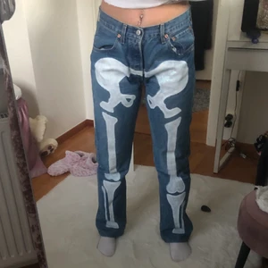 Skelett jeans - Säljer dessa coola jeans jag målat själv, jeansen är ett par vintage levis jeans. Passar s/m, justerbar midja❤️