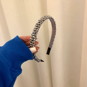 Diadem - Säljer detta snygga glittriga diadem! Bra skick inget märkvärdigt. 💜