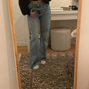 Zara jeans 90s full length som inte säljs längre. De ser grå ut på bilden men egentligen är de ljusblå! Väldigt bra skick och mycket snygga💞💕