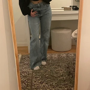 Zara jeans  - Zara jeans 90s full length som inte säljs längre. De ser grå ut på bilden men egentligen är de ljusblå! Väldigt bra skick och mycket snygga💞💕