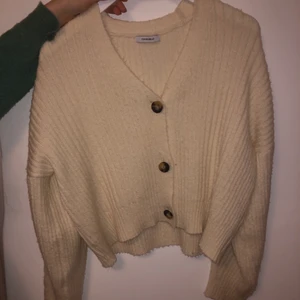 Stickad kofta från chiquelle - En jätteskönt tröja i bra kvalitet som bara har används fåtal gånger från chiquelle. Själv skulle jag sig att den passar ganska oversized.