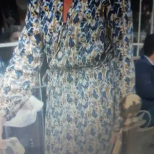 Söker denna fina klänning och undrar om någon snäll själ vet var den kommer ifrån eller t o m har den och vill sälja i storlek 36-38? 