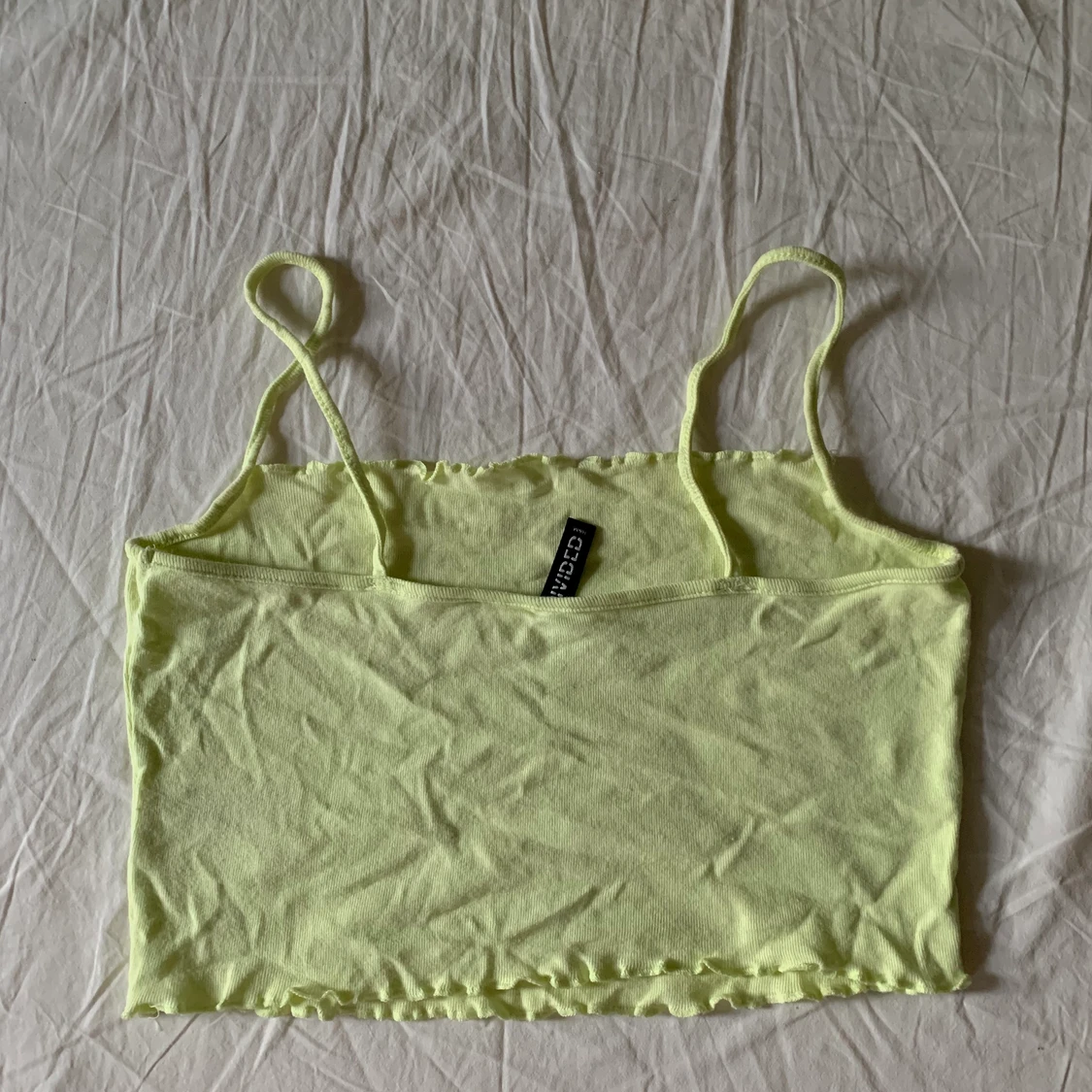 Ljusgult/grönt linne med krullig kant - 90