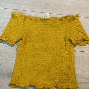 En Gul H&M topp. - Har bara använt den några gånger.