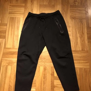 Nike tech byxor  - Säljer mina Nike tech byxor som är storlek l men passar som m också ny skick