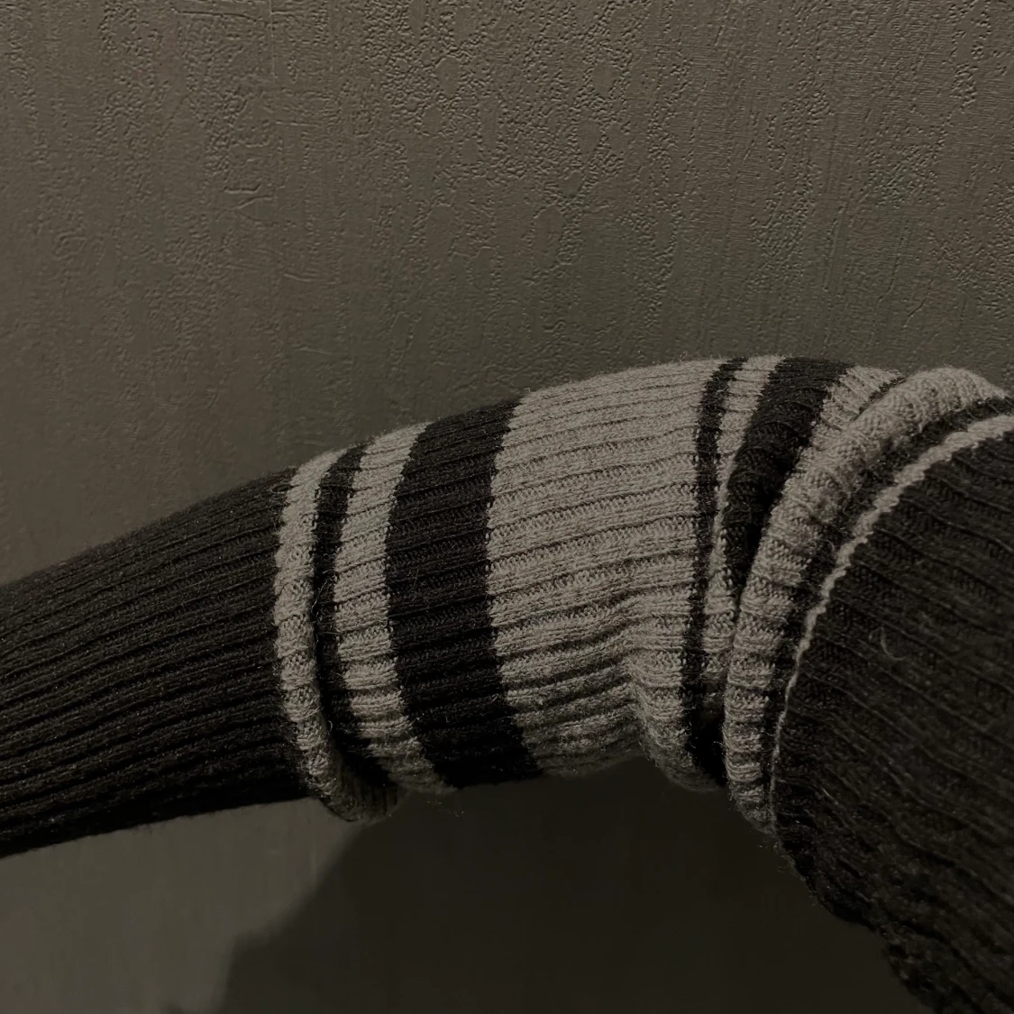 Mönstrig ribbstickad tröja - 91