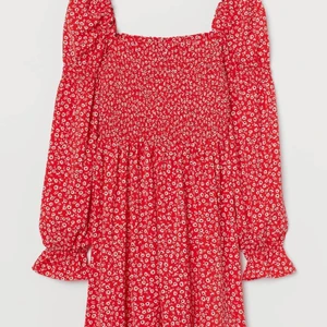 Röd sommarklänning - Sommarklänning från hm som tyvärr är alldeles för kort på mig, säljer för 100 + frakt