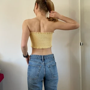 Gul ribbad top - En underbar gulfärgad sommar topp. Den är super fin som den är men även att ha en oversized shorta över eller liknande. Storlek S och det stämmer bra överens. Materialet är stretchigt vilket gör spannet av passande storlekar större. Tjockt ribbat material som man inte ser igenom. Använd ett par gånger men inte sliten. Pris kan diskuteras. 