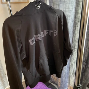 Hoddie från Craft  - Fin hoddie från craft, i storlek M, passar bra till träning. Köpare står för frakt