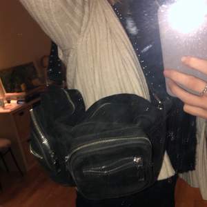 Jättefin handväska från mintoo/noella som tyvärr används för lite av mig så bättre att sälja. Jättefint skick, helt som ny.❤️ 