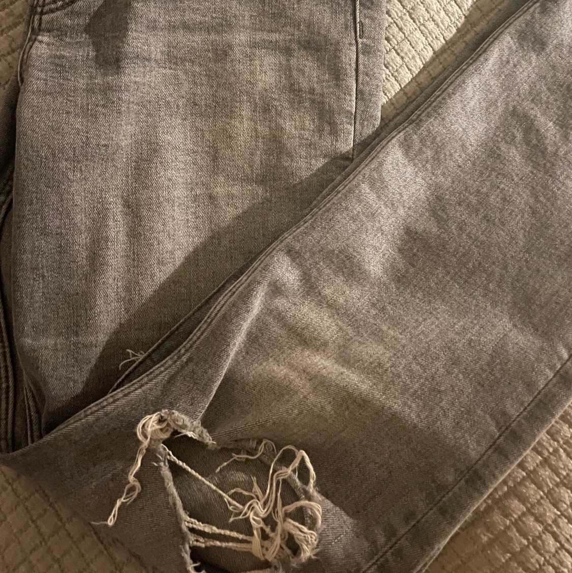 Gråa jeans med slits från zara  - 90