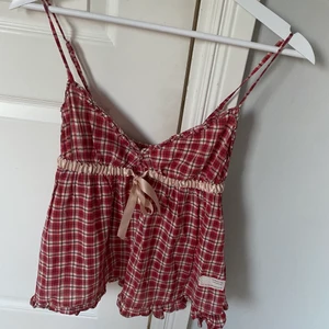 Odd molly topp - Så söt odd molly topp som jag köpte på sellpy men som är i fint skick. Själv aldrig använt den. Kan användas både som vanlig topp och som pyjamastopp. Strl 2 vilket jag tror motsvarar en M men passar snarare en S eller XS. 160kr (inkl frakt)