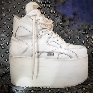 Buffalo Towers, white platform sneakers  - Size 39. Buffalo London white platform sneakers. 90’s baby. 