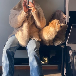 fluffig jacka - fin Teddy jacka från weekday, köpt för 700kr och säljer nu för 250kr pågrund av att den inte längre används! 