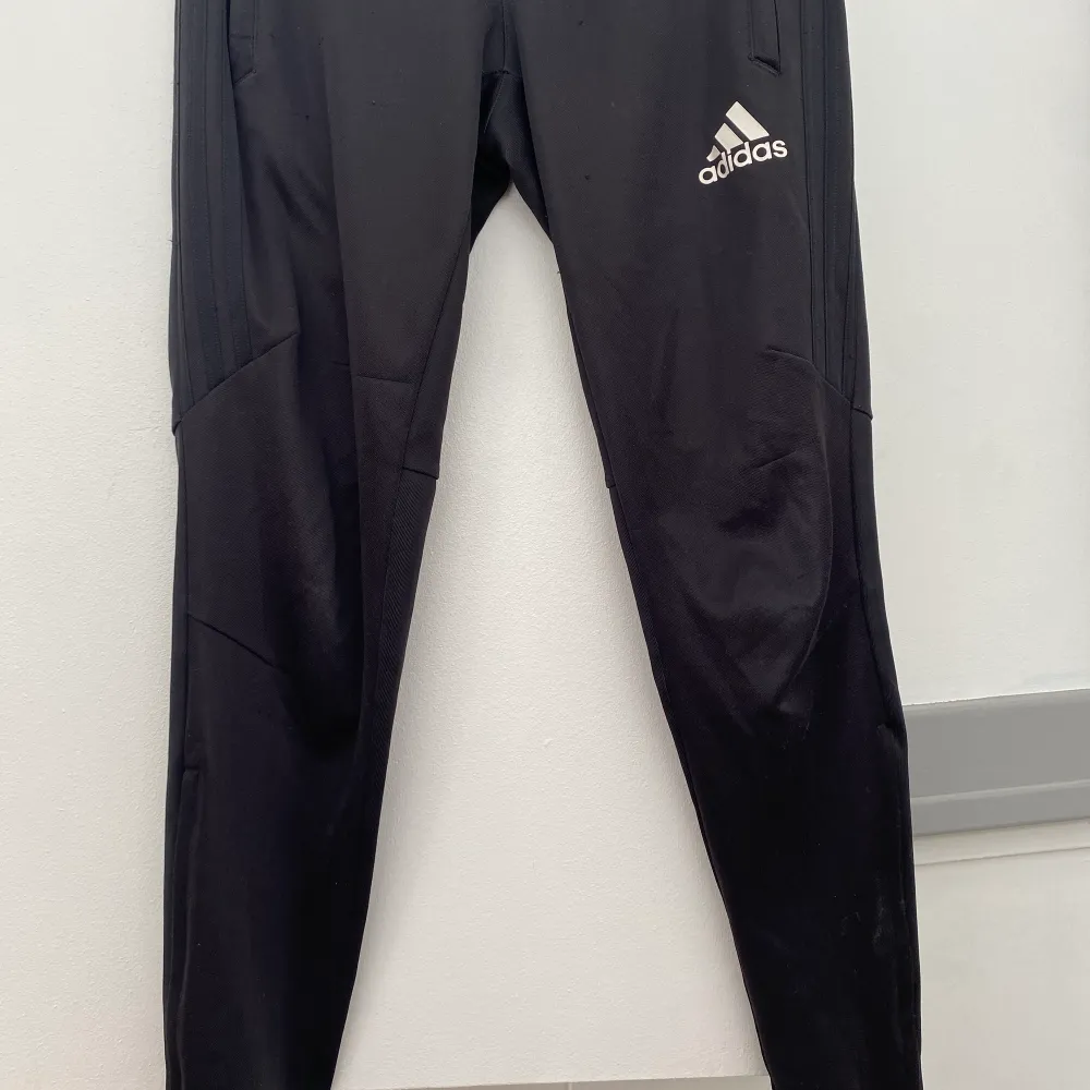 3st Adidasbyxor med träningsmaterial, säljer då jag växt ur dem, knappt använda och är som nya, nypris 350kr/st säljer nu för 100kr/st.      Skriv privat för flera bilder. Jeans & Byxor.