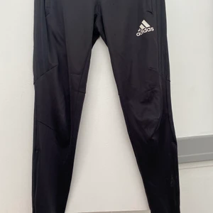 Adidas byxor  - 3st Adidasbyxor med träningsmaterial, säljer då jag växt ur dem, knappt använda och är som nya, nypris 350kr/st säljer nu för 100kr/st.      Skriv privat för flera bilder