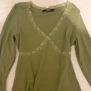 Grön tröja - Grön tröja med spets. Superfin passform på kroppen samt väldigt fin färg. 💚🧚🏻