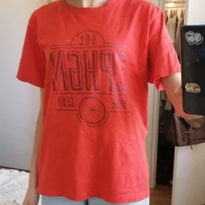 Orange t-shirt med tryck - Bra skick