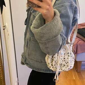 Sjukt fin väska med nitar⚡️⚡️bandet går att justera så man kan ha den som crossbody och som bå bilden💕buda privat!