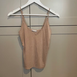 Fest topp NLY trend - Skimrigt rosa fest linne från NLY Trend, aldrig använd i st S